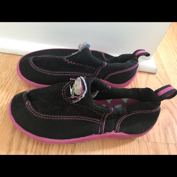 Speedo toddler girls sz L 9/10 water shoes. Black w/ pink soles and accents - Picture 3 of 5